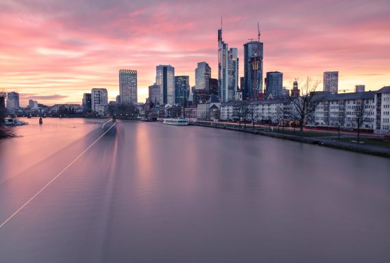 Skyline von Frankfurt am Main zum Sonnenuntergang