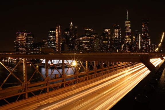 Langzeitbelichtung auf der Brooklyn Bridge in New York City bei Nacht
