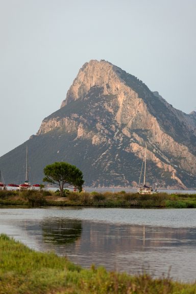 Blick auf Tavolara in der Nähe von Olbia (Sardinien)